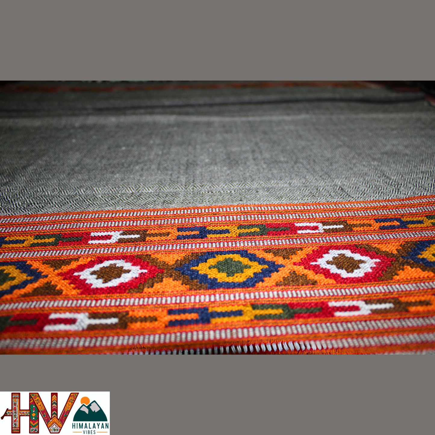 Handwoven Grey Kullu Shawl – With Intricate Design Patti & Traditional Himalayan Craftsmanship